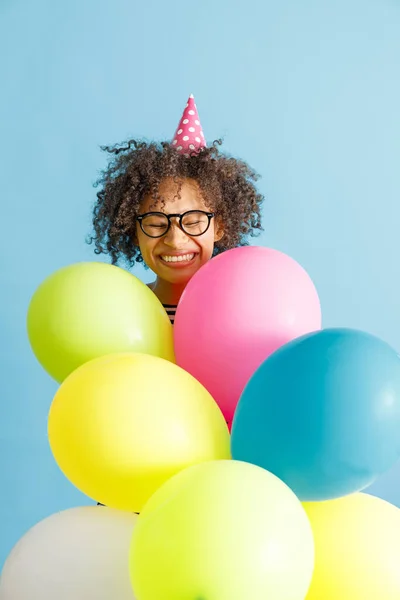 Glad glad glad kvinna med fest ballonger stående i studio — Stockfoto