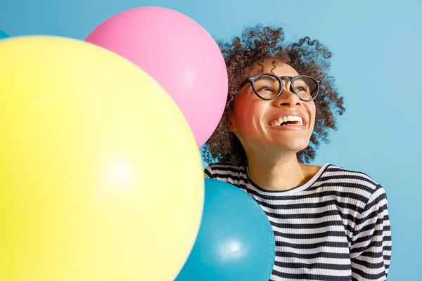 Glada med färgglada ballonger stående i studio — Stockfoto