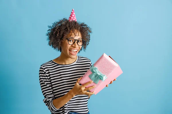 Glada multiracial kvinna håller födelsedagspresent — Stockfoto