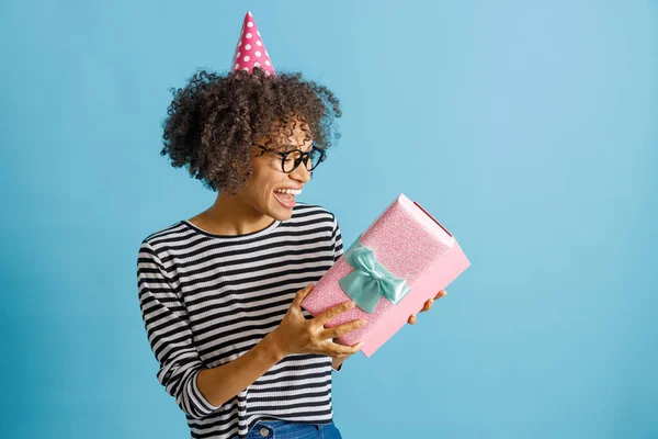 Mulher multirracial alegre está segurando presente de aniversário — Fotografia de Stock