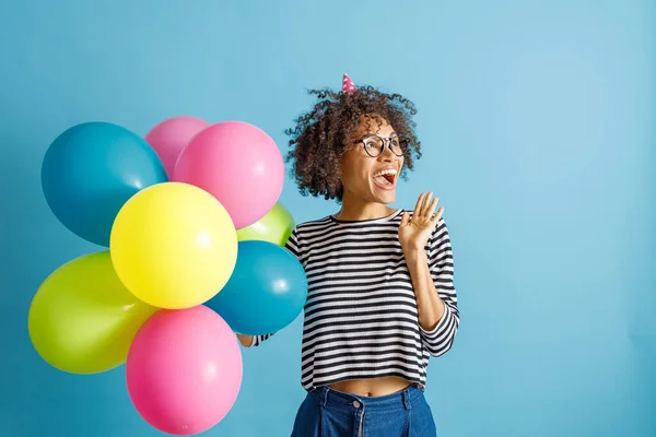 Glad upphetsad kvinna som håller färgglada fest ballonger — Stockfoto