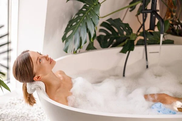 Pihentető fiatal nő fürdés közben otthon, luxus spa üdülőhelyen — Stock Fotó