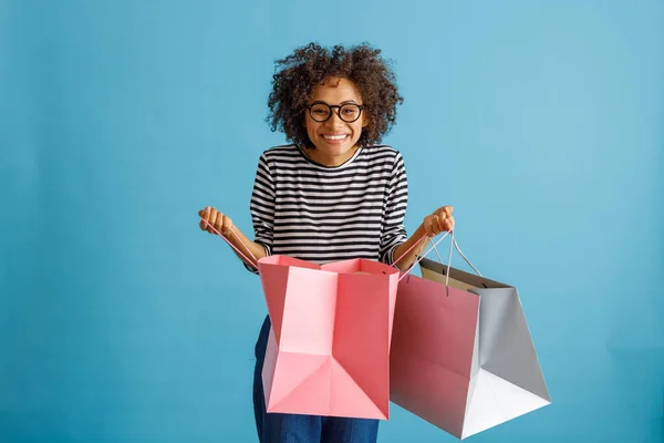 Joven alegre sostiene bolsas de compras — Foto de Stock