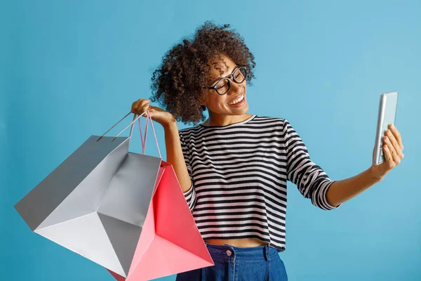 Mujer alegre con bolsas de compras haciendo selfie —  Fotos de Stock
