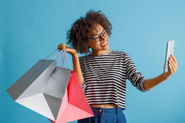 Fröhliche Frau mit Einkaufstüten macht Selfie — Stockfoto