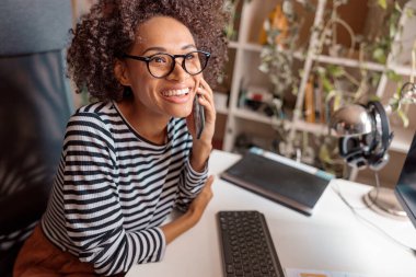 İşte cep telefonuyla konuşan neşeli bir kadın.