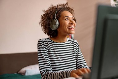 Mutlu kadın evde sentezleyici çalıyor.