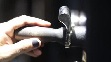 Kahve örneği kızartma makinesinde kavruluyor.