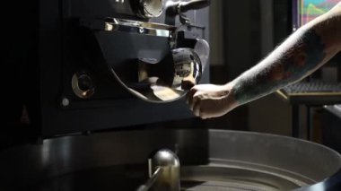 Kahve örneği kızartma makinesinde kavruluyor.