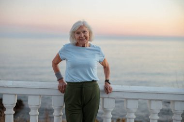 Güzel bir parkta poz veren son sınıf öğrencisi güzel bir bayan.