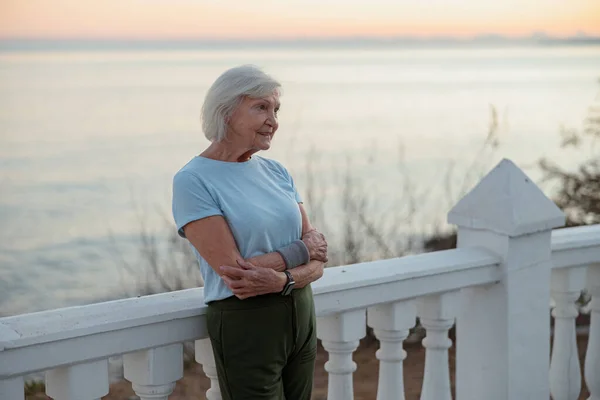 Blanke oudere vrouw bij dagelijkse fitness regime buiten — Stockfoto
