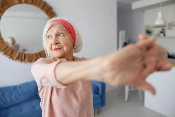 Portret van een oudere vrouw die thuis traint — Stockfoto