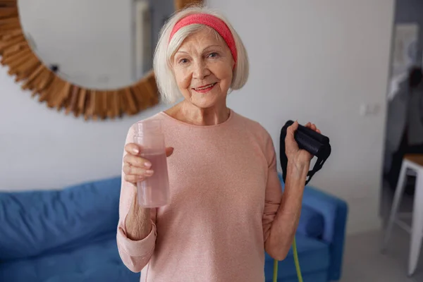 Retrato de una mujer mayor ejercitándose en casa —  Fotos de Stock