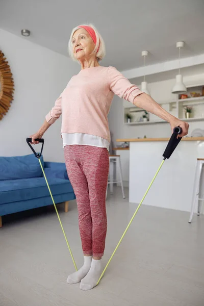 Anciana haciendo ejercicio físico en casa —  Fotos de Stock