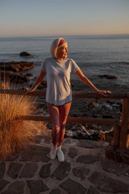 Kafkasyalı yaşlı kadın dışarıda günlük fitness rejiminde