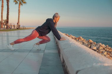 Sporcu kadın sette egzersiz yapmadan önce ısınıyor.