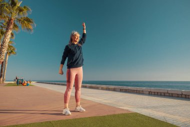 Rıhtımda aktif olarak çalışan yetişkin bir kadın.