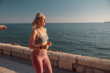 Rıhtımda atletik bayan antrenmanı.