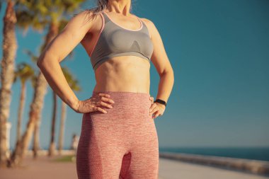 Rıhtımda duran mutlu, narin kadın