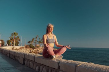 Aktif, güzel bayan rıhtımda dinleniyor.