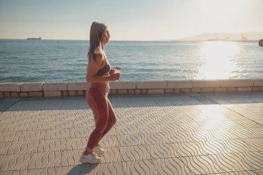 Güneşli bir günde aktif motivasyona sahip bayan eğitimi