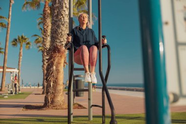 Yetişkin kadın aktif olarak liman kenarında egzersiz yapıyor.