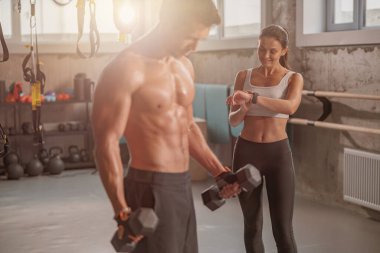 Spor salonunda spor yapan genç bir adam.