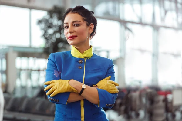 Stewardessa lub stewardessa stojąca w terminalu lotniska — Zdjęcie stockowe