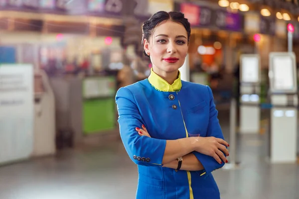 Kobieta stewardesa stojąca na lotnisku — Zdjęcie stockowe