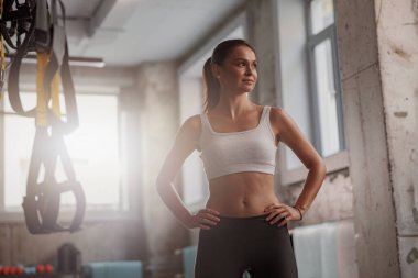 Fitness kulübünde genç ve narin bir kadın var.