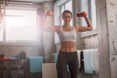 Sıska kadın spor salonunda çalışıyor.