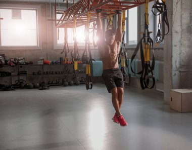 Sporcu güçlü adam spor salonunda antrenman yapıyor.