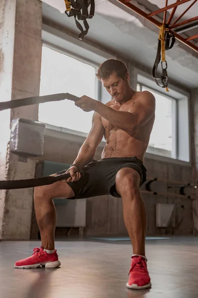 Genç adam spor salonuna gidiyor.