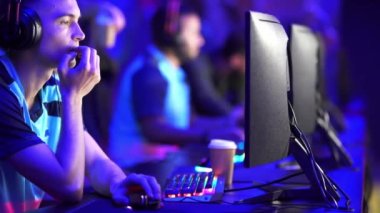 Video oyunu kulübünde oynayan kulaklıklı genç oyuncular