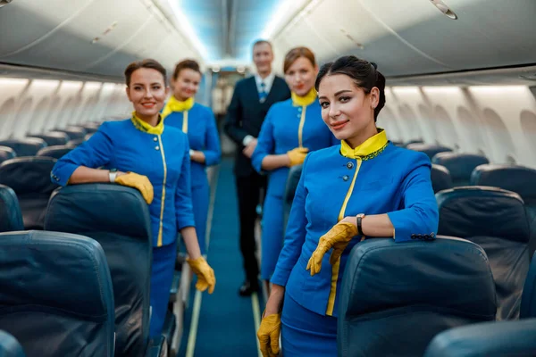 Lavoratori delle linee aeree in cabina passeggeri in aereo — Foto Stock
