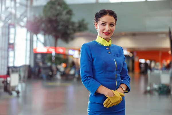 Žena letuška nebo letuška stojící na letišti terminálu — Stock fotografie