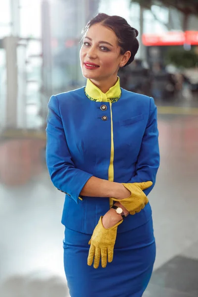 Stewardessa lub stewardessa stojąca w terminalu lotniska — Zdjęcie stockowe