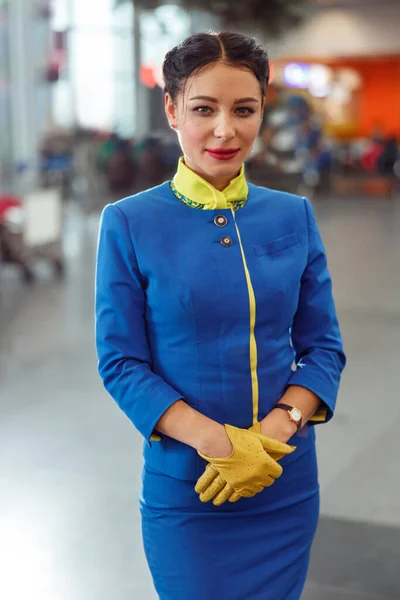 Γυναίκα αεροσυνοδός ή αεροσυνοδός στέκεται στο αεροδρόμιο τερματικό — Φωτογραφία Αρχείου