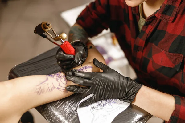 Close up photo of tattoo master hands in gloves holding tattoo machine — Stock Photo, Image