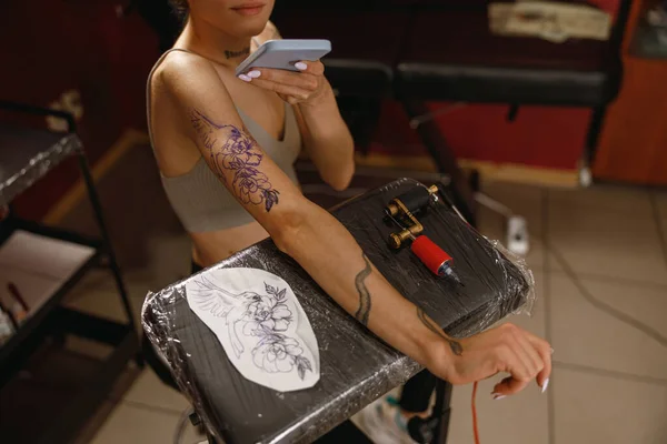 Vrouw klant maken foto van tatoeage in salon — Stockfoto