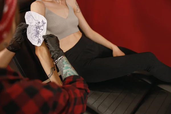 Tattoo kunstenaar het toepassen van overdracht papier met patroon op het lichaam — Stockfoto