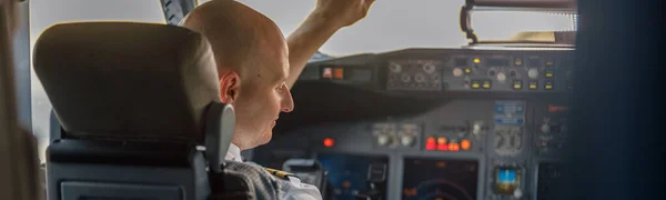 Fokuserad professionell pilot sitter i en flygplanskabin, redo för start — Stockfoto