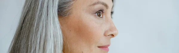 Mujer asiática de mediana edad con hermoso cabello liso alisado sobre fondo gris claro —  Fotos de Stock