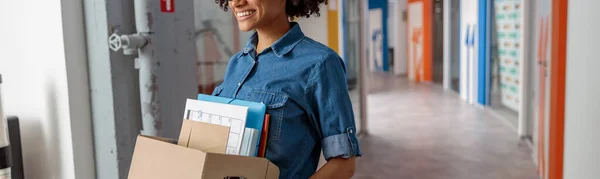 Glückliche Arbeitgeberin spaziert mit Dokumenten durchs Büro — Stockfoto