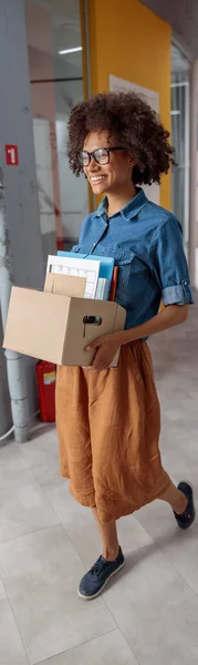 Glückliche Afroamerikanerin im Brillenetui im Büro — Stockfoto