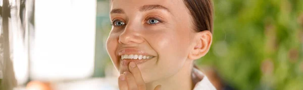 Close-up portret van natuurlijke jonge vrouw met mooie glimlach en perfecte huid met schoonheid routine in de badkamer — Stockfoto