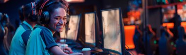 Esports takımı oyun kulübündeki bilgisayarlarda oyun oynuyor