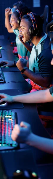 Zespół profesjonalnych graczy grających na komputerze w klubie gier — Zdjęcie stockowe