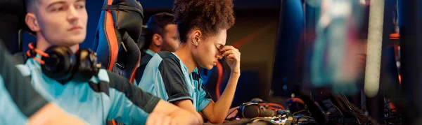 Молода жінка геймер відчуває себе пригніченою під час гри в кіберклуб — стокове фото