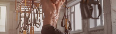 Spor salonunda yakışıklı ve güçlü bir adam antrenmanı.